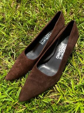 NICE Ferragamo size 7 Womens Chocolate Brown Suede Pump Heels Italy